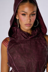 DESERT VIBE SLEEVELESS PU TOP IN BURGUNDY