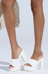 AKIRA COOL CAT WHITE PUFFY PLATFORM SANDAL