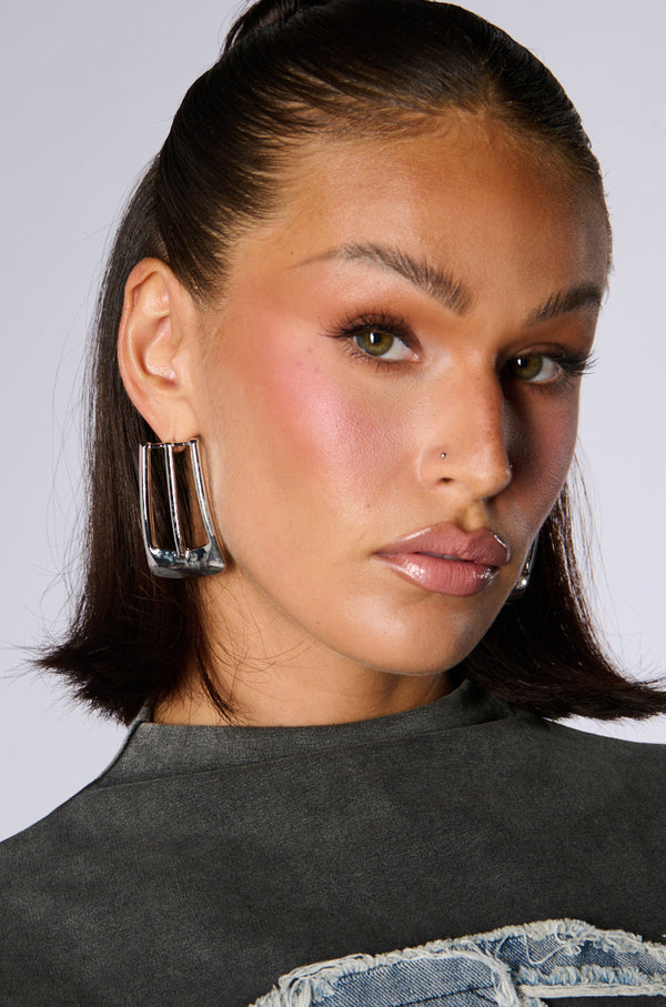 BUCKLE UP EARRING