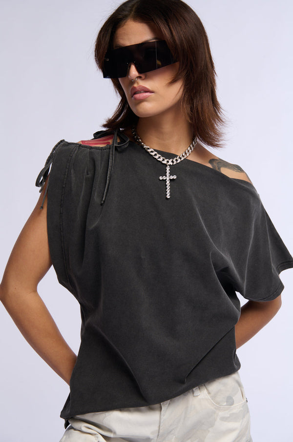 CATIE BOAT NECK ASYMMETRICAL TSHIRT