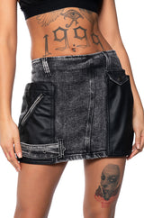 EXCLUSIVE LOOKS BELT DETAIL MINI SKIRT