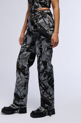 GROUNDED ENERGY PRINTED WOVEN WIDE LEG CARGO PANT