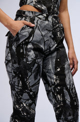 GROUNDED ENERGY PRINTED WOVEN WIDE LEG CARGO PANT