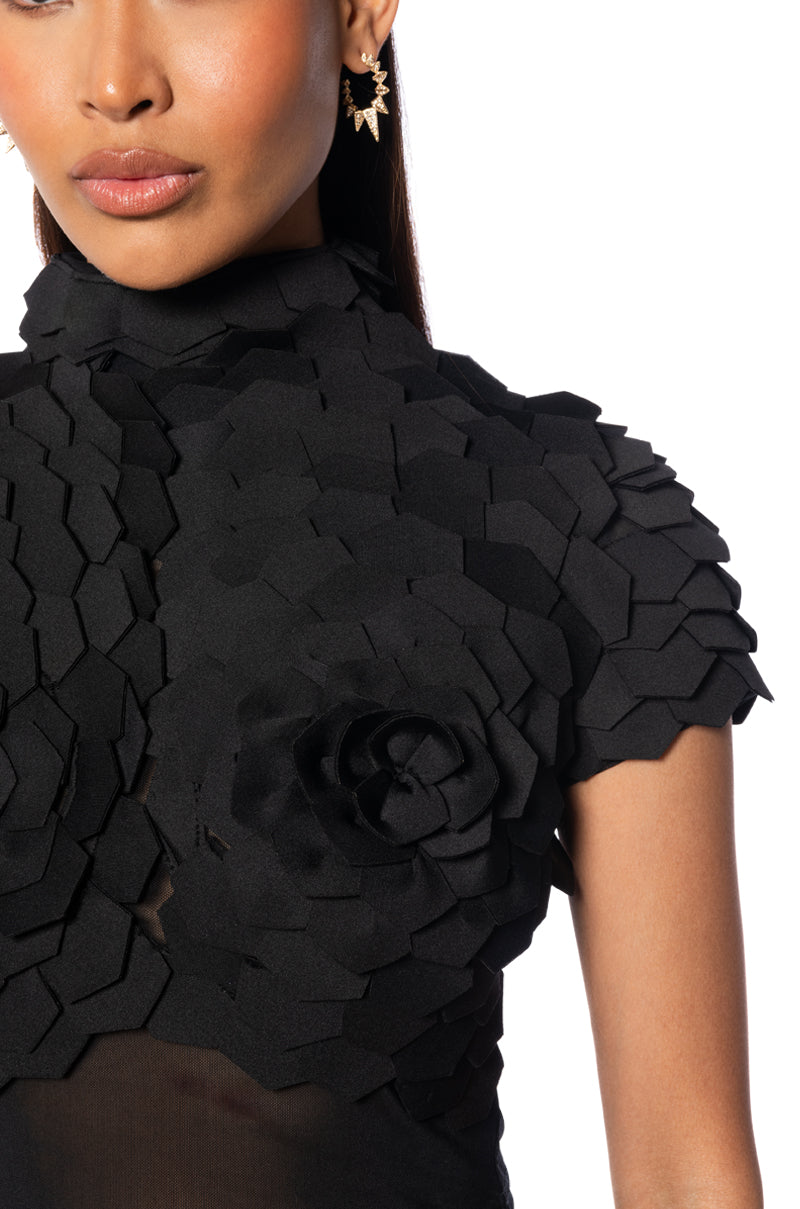 IN BLOOM SCALE DETAIL TEXTURED SHORT SLEEVE TOP