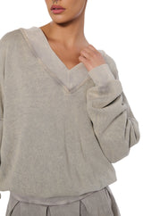 KAYLANI V NECK SWEATSHIRT IN LIGHT GREY