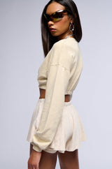 MYSTERY GIRL MINERAL WASH CROPPED SWEATSHIRT IN IVORY
