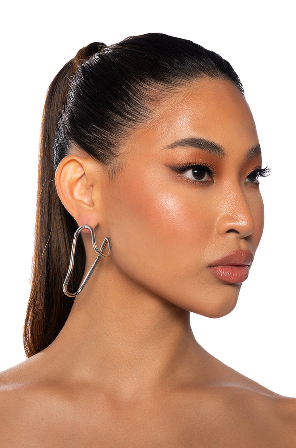 NEVER REGULAR EARRING