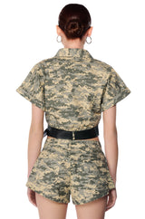 RYDER CAMO BELTED BUTTON DOWN