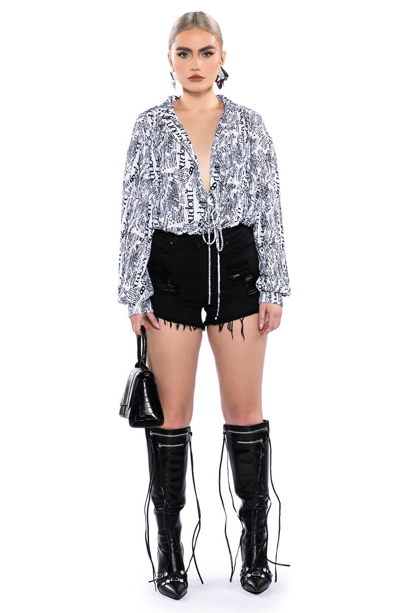 THAT NEW NEWS PRINTED PLEATED TIE FRONT BLOUSE