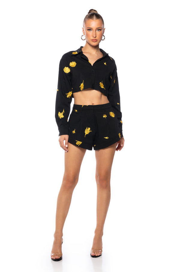 WEEKEND GETAWAY FLORAL CROPPED BUTTON DOWN